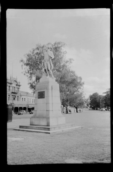 Image: Statue of James Cook, Victoria Square, Christchurch
