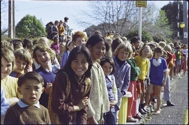 Image: Schoolchildren line roadside to watch Maori Land March pass, Northland