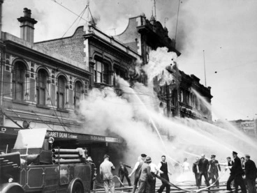 Image: Ballantyne's department store fire, Christchurch