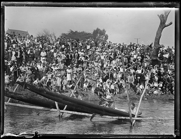 Image: Canoes - waka, Ngaruawahia regatta?