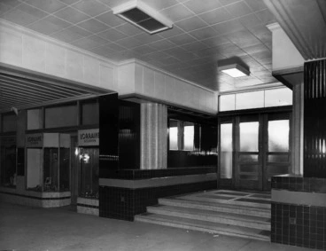 Image: Main entrance, Royal Oak Hotel, Wellington