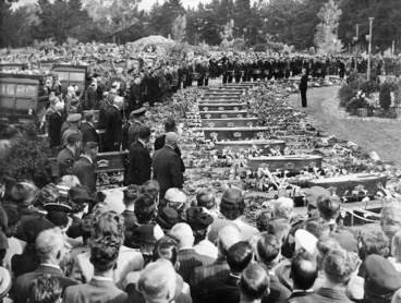 Image: Funeral for the victims of the Ballantyne's Department Store fire, Ruru Lawn Cemetery, Christchurch