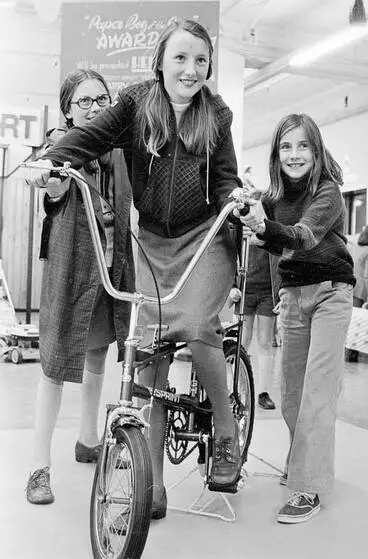 Image: Girls with Sprint bicycle