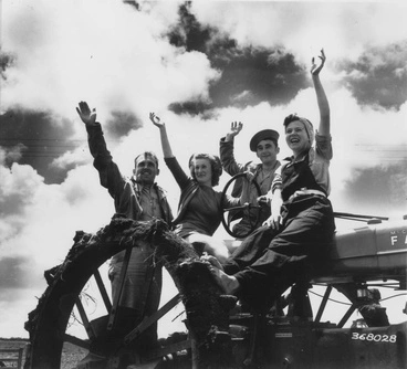 Image: American servicemen with 'land girls'