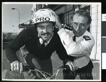 Image: Mark Hervey and John Hume demostrating cycle safety