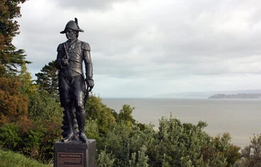 Image: James Cook: memorial on Kaiti Hill