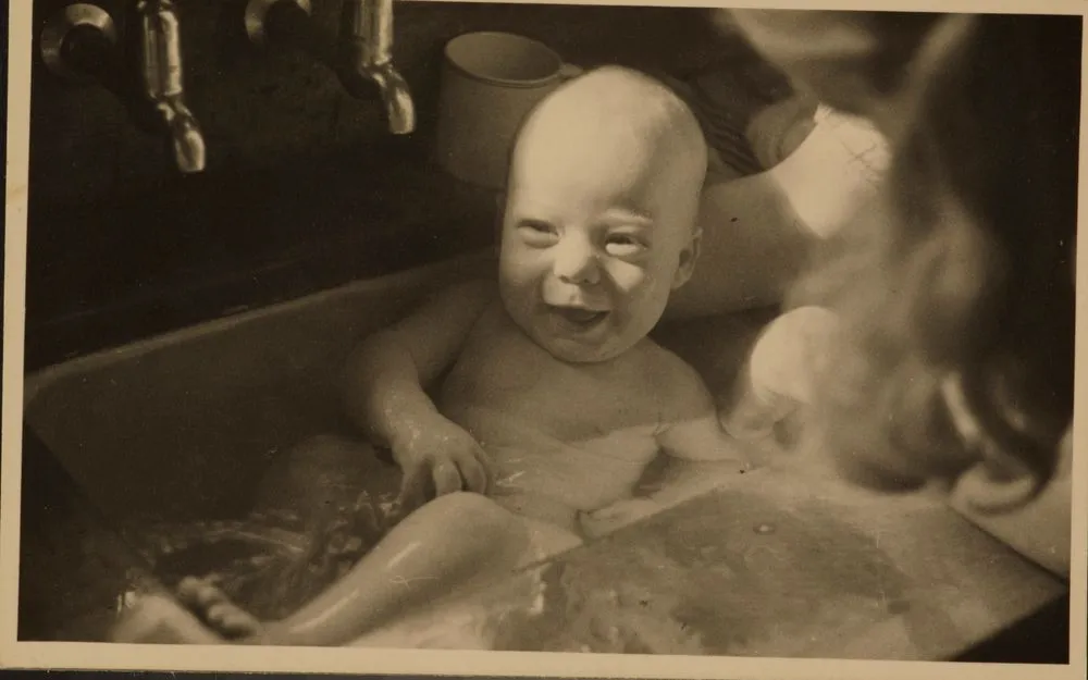 Peter Lee-Johnson in the bath, Piha | Record | DigitalNZ
