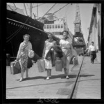 Women passengers from the Wanganella after a trip to the Marlborough Sounds, Wellington wharves