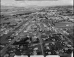 View south with Oxford Road in left foreground through the town of Levin and Courtesy Domain on Bath Street, Manawatu-Whanganui Region