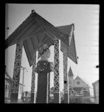 View of Maori carvings with Queen Victoria Memorial, Ohinemutu, Rotorua, Bay of Plenty