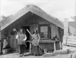 Pringle, Thomas, 1858-1931 :[Two women outside a whare, Ohinemutu]