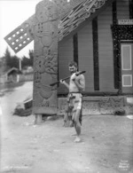 Toiroa Te Hou Kotuke performing a haka at Tama te Kapua meeting house, Ohinemutu, 1905