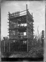 A "puhura" or watchtower at the Whakarewarewa model pa, circa 1916