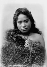 Iles, Arthur James 1870-1943 : Photograph of a Maori girl, wearing a kiwi feather cloak
