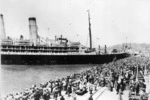 [Crowd at Aotea Quay, Wellington, as K-Force troops leave on the Ormonde]