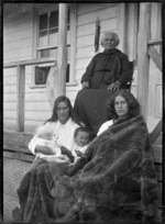 Mrs Iruwera with members of her family at Rangiahua, 1918.