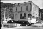 Shamrock Hotel being moved to its new location on Tinakori Road, Thorndon