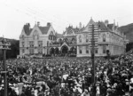 Crowd outside Parliament Buildings, Wellington, for the funeral service of Queen Victoria