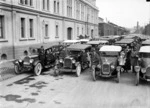 Cars in Jervois Quay, Wellington, about to depart for the Motor Trades Picnic for Wellington orphans