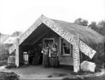 Pringle, Thomas, 1858-1931 :[Three women outside Tauwhitu whare, Ohinemutu]