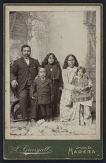 Gungall, Arthur Frederick (Hawera) fl 1898 :Portrait of unidentified Maori group