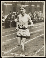 Photograph of Jack Lovelock winning the half mile race at the 64th Inter-Hospitals Sports meeting