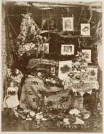 Display of decorative items