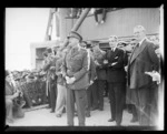 Major General Freyberg speaking to troops on arrival at Tewfik