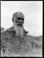 Kaumatua smoking a pipe, Taupō