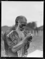 Kaumatua smoking a pipe, Taupō