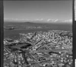 Victoria Park, Freemans Bay, Auckland with motorway to Auckland Harbour Bridge