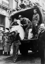 Soldiers of 1 NZ Amm. Coy. loading Christmas parcels at Liverpool