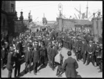 Crowd outside entrance to Queens Wharf, Wellington, during the 1913 Waterfront Strike