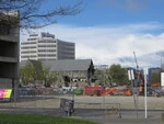 Christchurch_Cathedral_and_construction_vehicles.JPG
