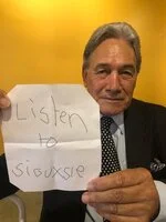 winston_peters_note_listen_to_siouxsie_wiles.jfif