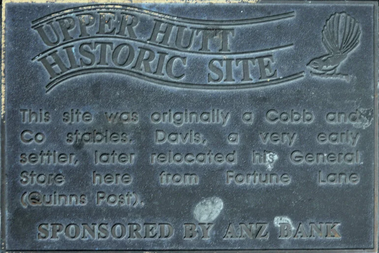 Image: Historic site plaque, Main Street; Davis store/Cobb & Co. stables.