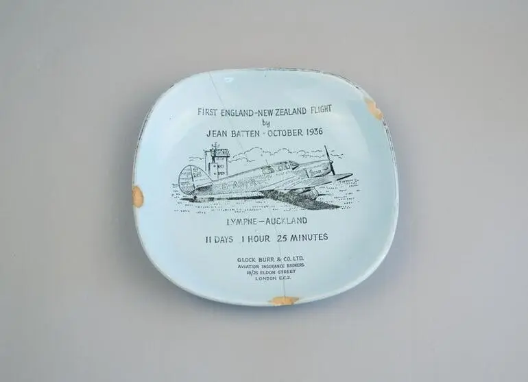 Image: Commemorative Plate First England/New Zealand Flight