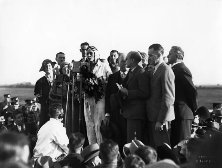 Image: Jean Batten addressing the crowd of supporters on her arrival in Mascot, Sydney after the 1934 England - Australia flight