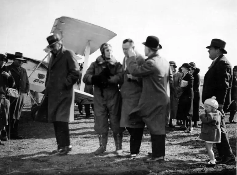 Image: Jean Batten with the De Havilland Gipsy Moth G-AARB