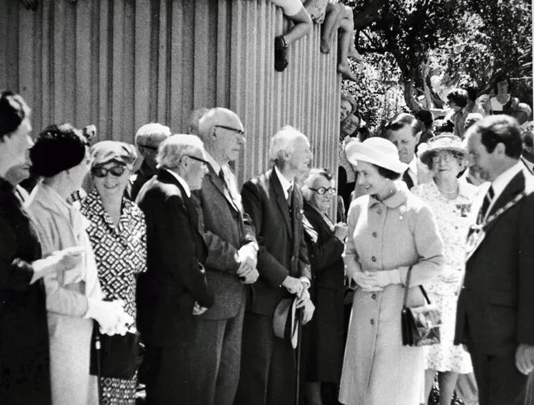 Image: Queen Elizabeth II Greeting Palmerstonians