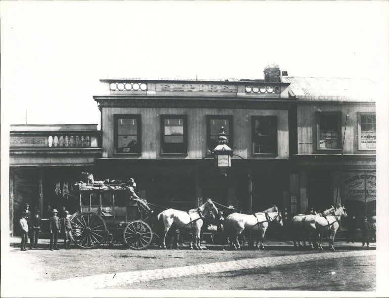 Image: Harry Yeend's coach outside Empire (later Grand) Hotel