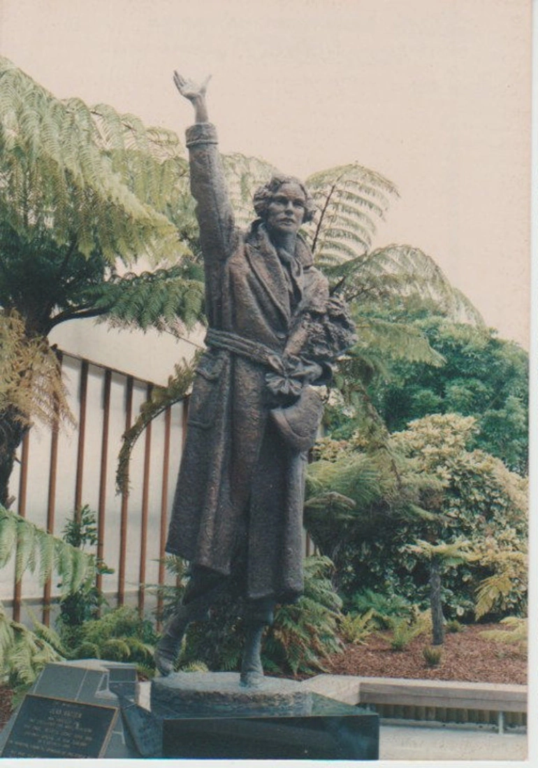 Image: Statue of Jean Batten
