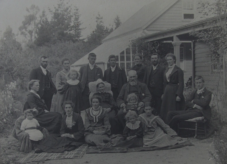 Image: Photograph [Dickie Family, Tuturau, 1904]