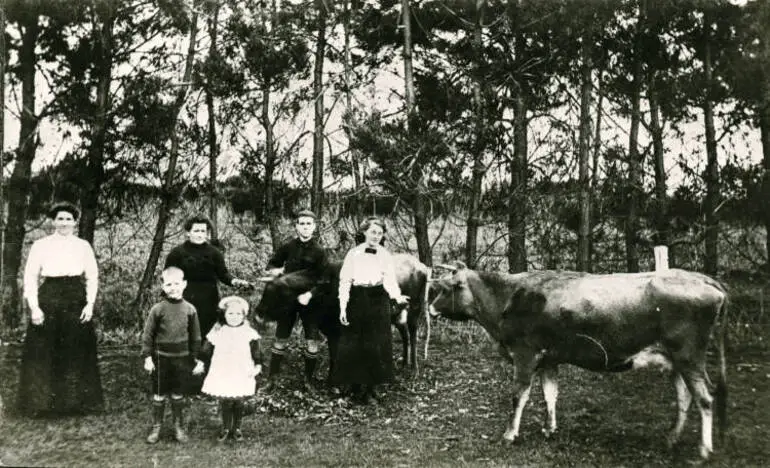 Image: Portrait of an early farming family in Birkdale, North Shore.