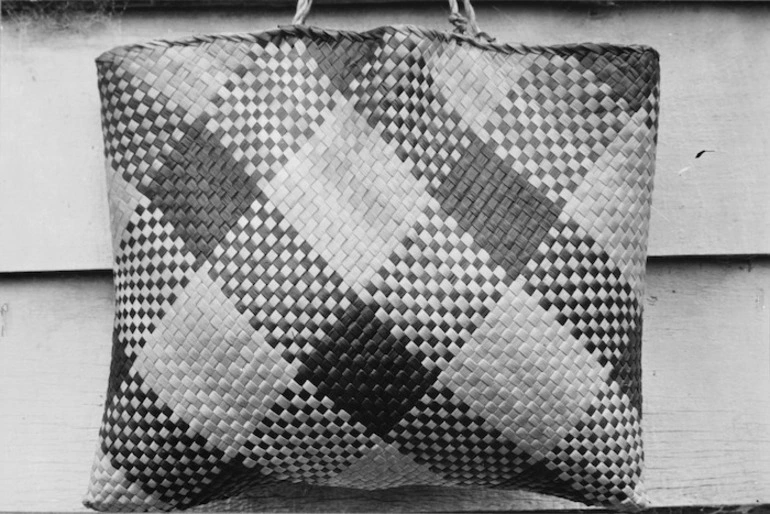 Image: Photograph of a kete with checker board patterning