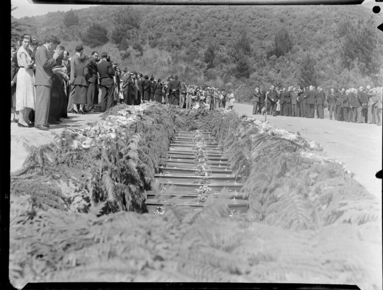 Image: Crowd attending the mass burial of Tangiwai railway disaster victims, Karori Cemetery, Wellington, Royal Tour 1953-1954