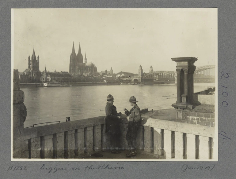 Image: New Zealand soldiers on leave in Cologne, Germany, after World War I