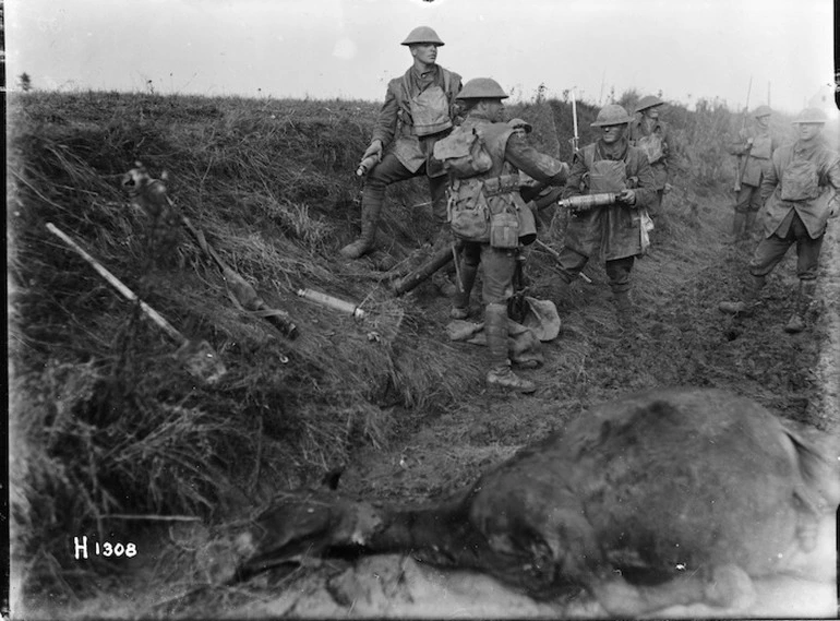Image: New Zealand soldiers at the front near Le Quesnoy