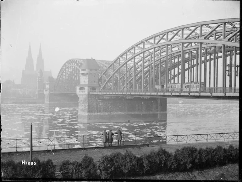 Image: New Zealand soldiers looking towards the Hohenzollern Bridge, Cologne, after World War I