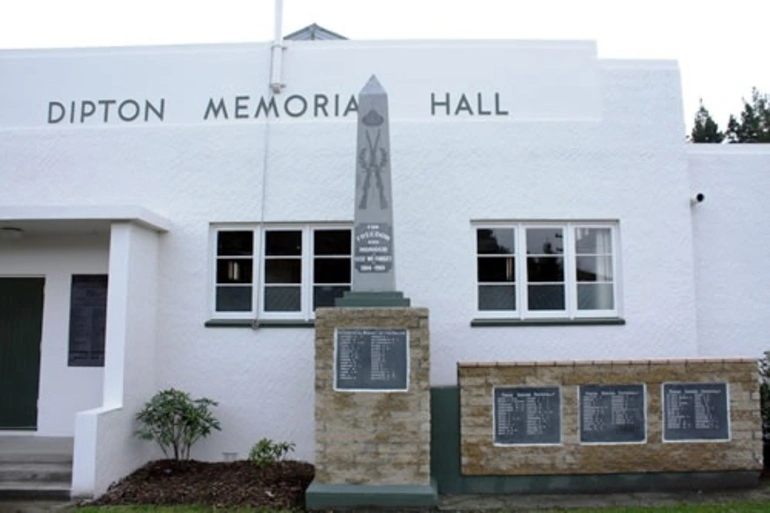 Image: Dipton war memorial